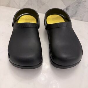 VKTRY RECOVERY FOOTWEAR FOR ATHLETES  UNISEX BLACK SLIP-ON CLOGS